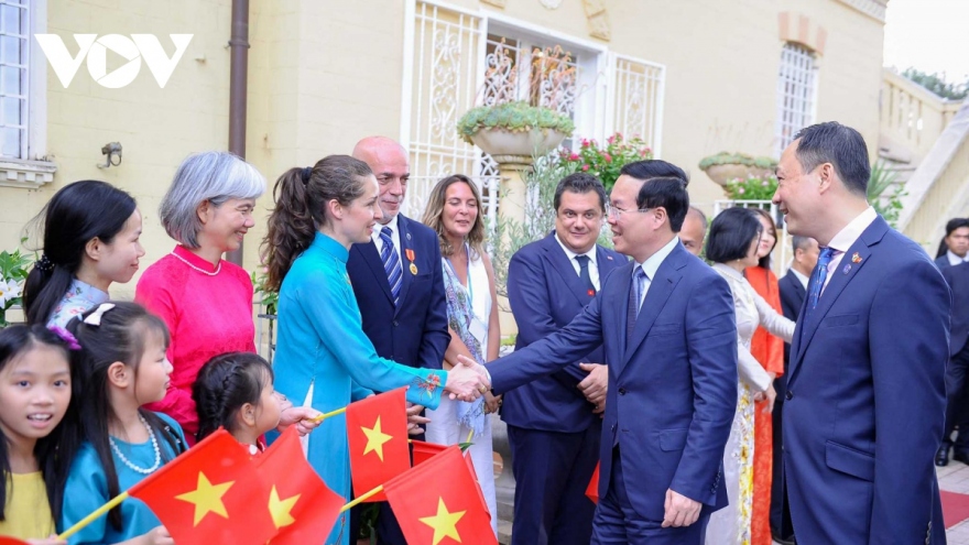 President meets Vietnamese community, foreign friends in Italy